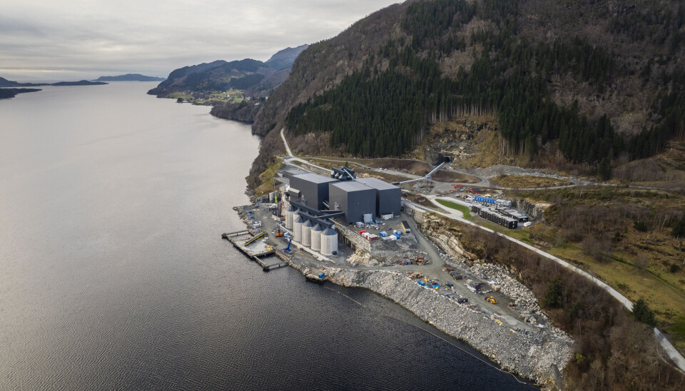 OMSTRITT: Det har vært kraftige diskusjoner og protester mot oppstarten av Nordic Minings anlegg i Engebø, men nå er produksjonen i gang.