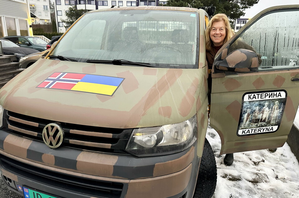 KJØRER SELV: Hulda Tronstad, pressesjef i Mesta, kjører selv Mesta-bilen til fronten i Ukraina.