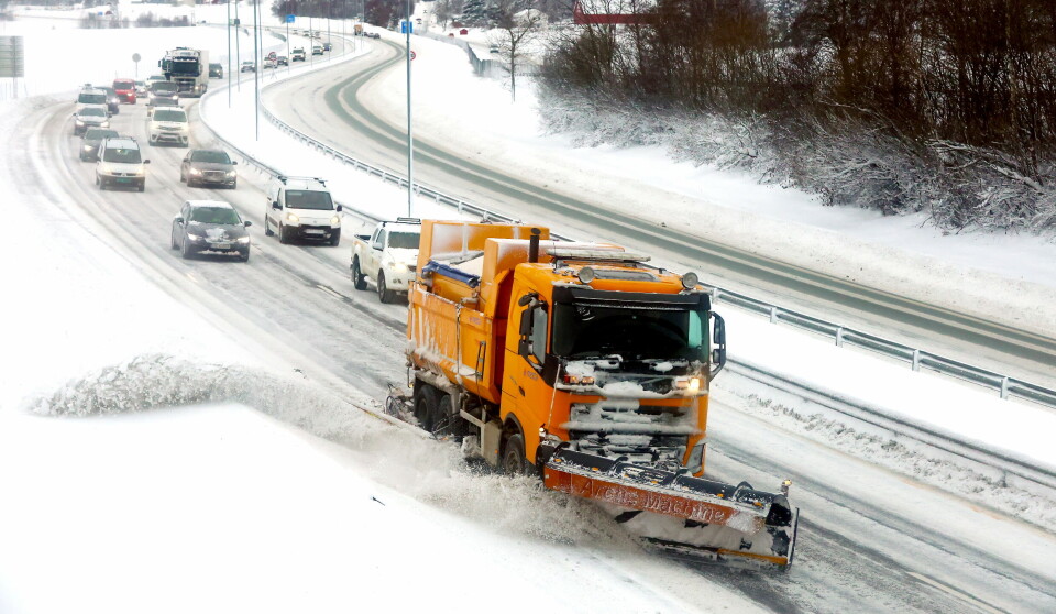 PÅ VEIEN FOR DEG: Det er vanskelig å komme seg frem uten hjelp av brøytebilene, men folk blir forbannet på dem likevel... - Uforståelig, mener professor i veidrift.