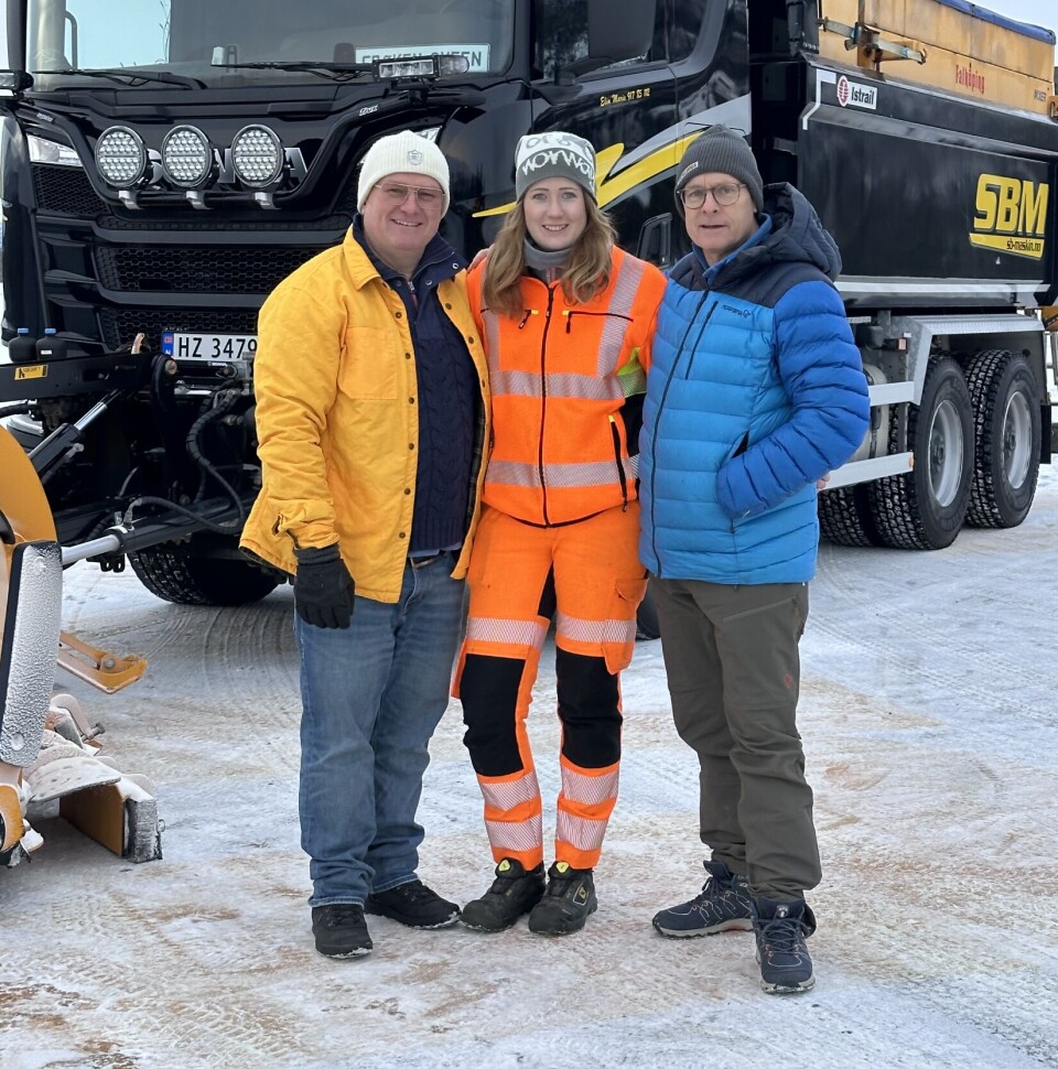 TRIO PÅ VINTERFØRE: Jan Erik Larssen, Elin Marie Sveen og Tommy Rustad gleder seg til å dele viktig informasjon om vinterdrift og vinterkjøring.