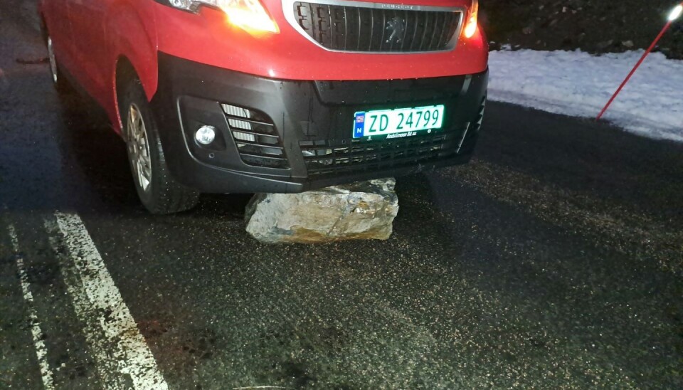 STEINRAS: Et steinras har gått i Hamnvik som følge av væromslaget. Postbudet kom uskadet fra hendelsen.