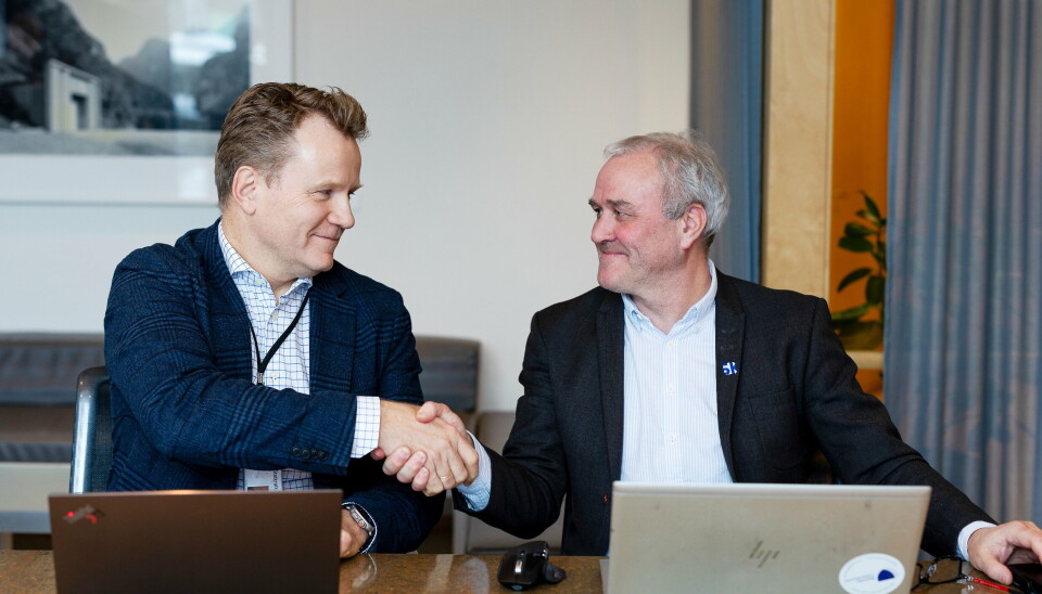 AVTALE: Pål Otto Eide (utbyggingsdirektør Norden i Statkraft) og Anders Geirsta (Konserndirektør Anlegg i Skanska Norge) signerte kontrakten på nye Svean kraftverk.