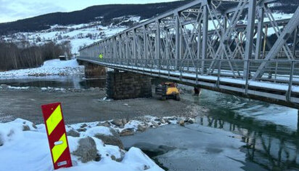 ØDELAGT: Nå begynner arbeidet med å reparere den ødelagte pilaren under Randklev veibru på Ringebu.