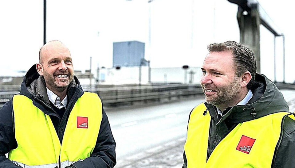 ORDFØRERE: Fylkesordfører Sindre Martinsen-Evje (t.v.) og Fredrikstad-ordfører Arne Sekkelsten på Værstebrua i Fredrikstad er enige om stopp i bompengeinnkrevingen på Kråkerøybruene.