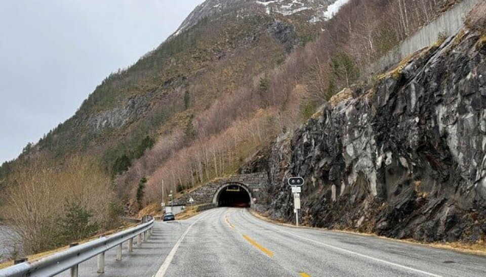 TUNNELARBEIDER: Arbeidet i Bogstunnelen på E39 mellom Vadheim og Lavik ferjekai er godt i gang. Nå skal det også utføres sprengningsarbeider i tunnelen.
