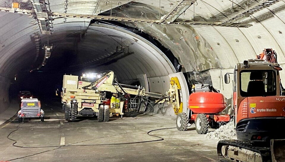 OMFATTENDE: Det krever store maskiner som bruker hele veien i tunnelen når betongelementer i vegger og tak må skiftes. Foto: Ole Kristian Kjosbakken