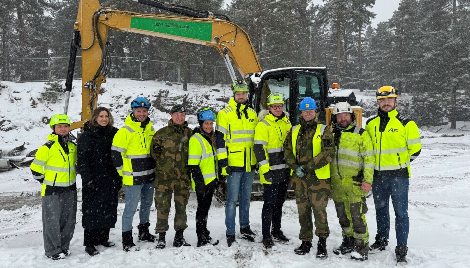 SAMARBEID: Prosjektleder i Forsvarsbygg, Mari Ålberg, og sjef Krigsskolen, Geir Pettersen, sammen med resten av prosjektet fra Forsvarsbygg, Krigsskolen og AF Gruppen.