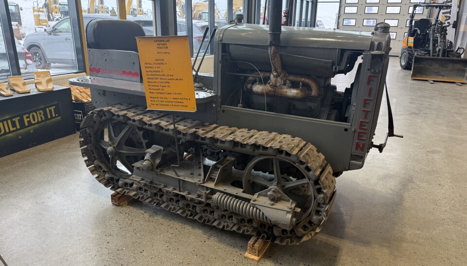 PÅ RUDSHØGDA: I resepsjonen hos Pon på Rudshøgda står veteranmaskinen Caterpillar fifteen tractor i originalfarge, solgt til Kjeller flyfabrikk i 1931. (Pon Equipment)
