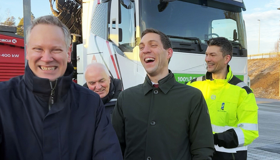 Det var god stemning under åpningen av ladestasjonen til Circle K i Askim. Fra venstre: samferdselsminister Jon-Ivar Nygård, Hans Olav Høidahl, globalt ansvarlig for ladevirksomheten og europasjef i Circle K, klima- og miljøminister Andreas Bjelland Eriksen og Knut Gravråk i NLF.