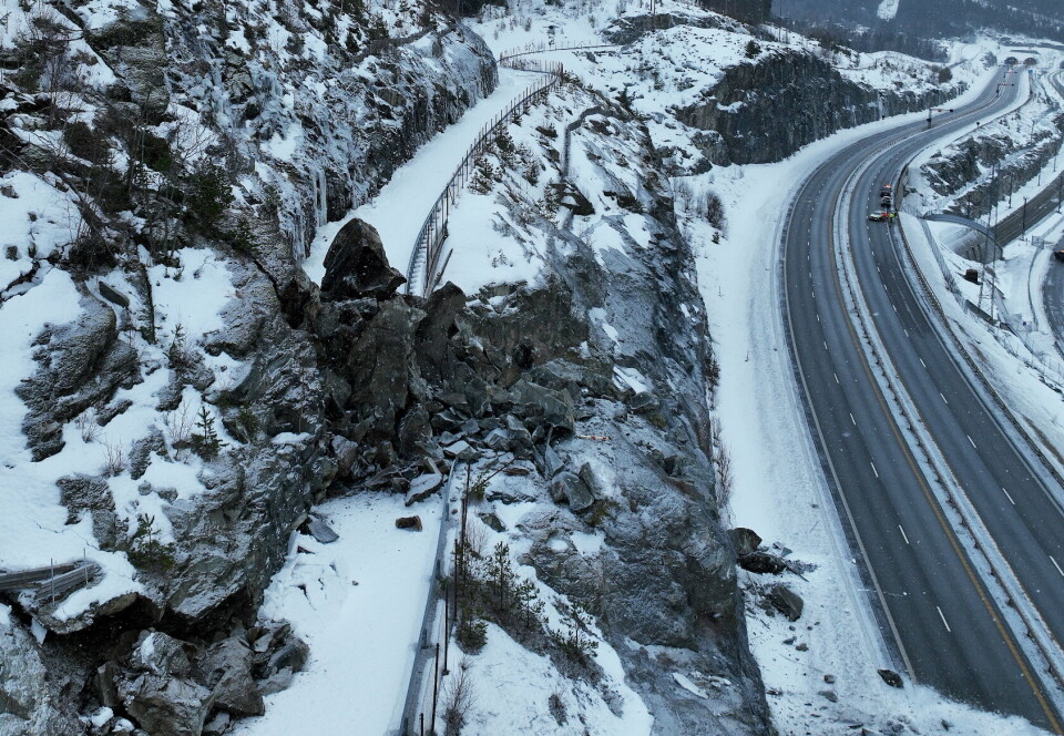 STENGTE E6: Raset har gått over en traktorvei og ut på E6. (Dronebilde fra skredområdet, tatt lørdag ettermiddag).