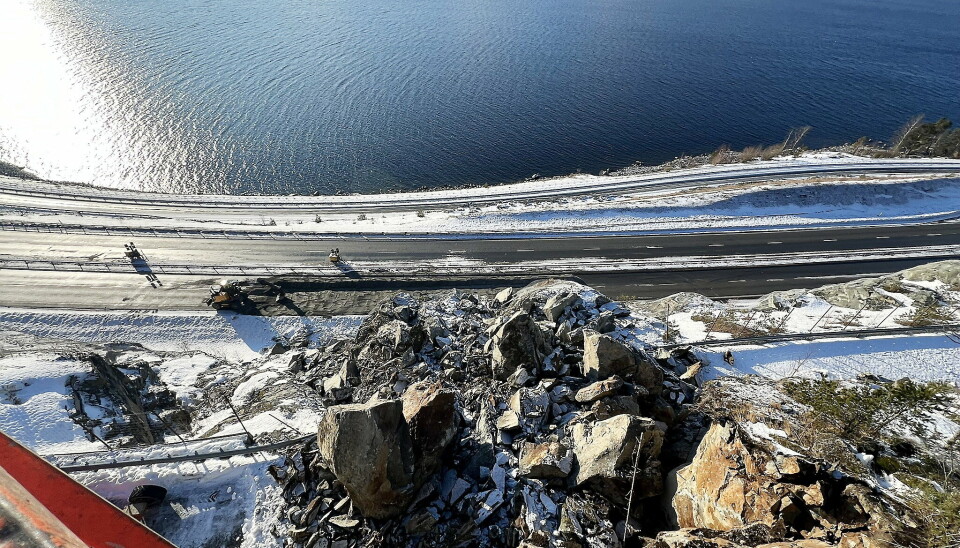 FORTSATT STENGT: Mer stein må ryddes før E6 ved Morskogen kan åpnes. Bildet er tatt før sprengningen mandag