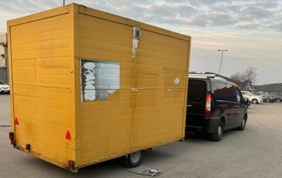 MØRKLAGT: Ingen lys virket på tilhengerredskap, det er ikke mulig og se varebilen når en ligger bak