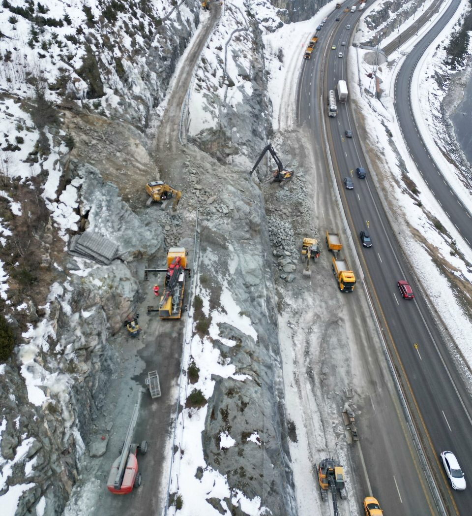 SIKRING: Sikringsjobben i fjellskjæringa innebærer at løst fjell blir sprengt bort og fjellet blir sikret med bolter der det er nødvendig.