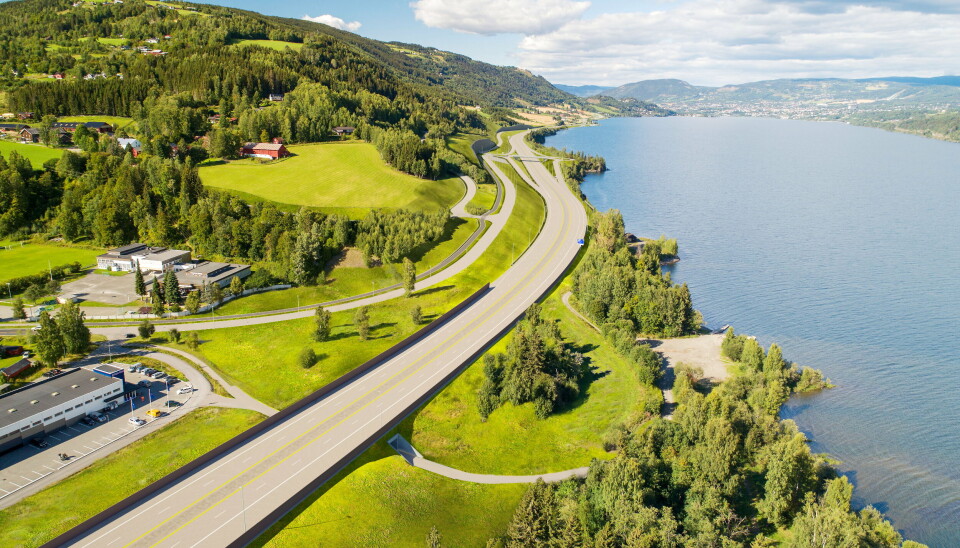 NY E6: Illustrasjonen viser ny E6 nordover forbi Vingrom, med Mjøsa på høyre side av veien.