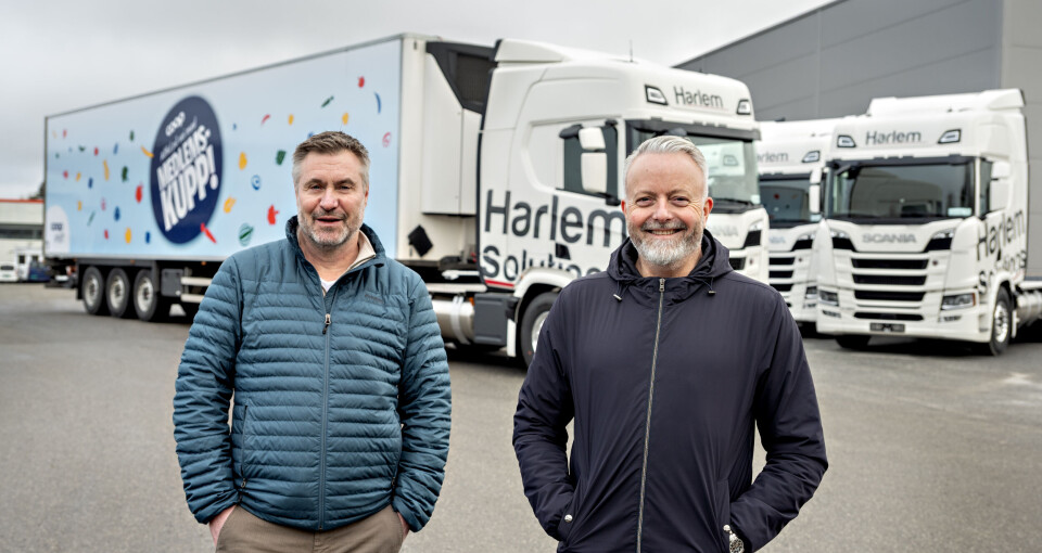 STORE KUTT: Lars-Gunnar Grønhella i Coop og Dag Harlem er glade for å fase inn 10 nye Scania gassdrevne lastebiler. Dermed blir all transporten Harlem Solutions gjør for Coop utslippsfri.