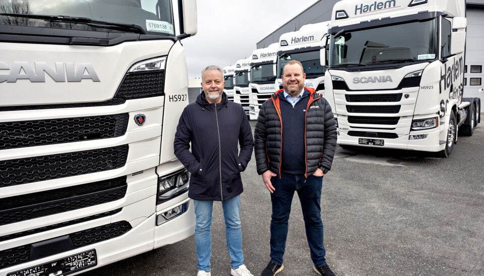 HANDEL: Dag Harlem i Harlem Solutions og Scania-selger Magne Knold i Østfold er tilfredse for å være i mål med den store leveransen.
