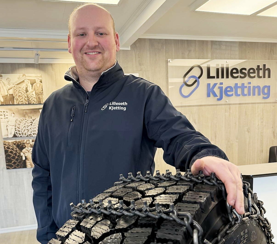 KJETTING-KLAR: Audun Aaserud i Lilleseth Kjetting foran en kjetting beregnet for Forsvaret.
