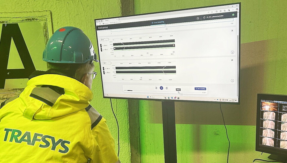 DEMO: Stian Astad Sørngård i Trafsys AS demonstrerer Trafsense-teknologien på en øvelse i Lyderhorntunnelen.