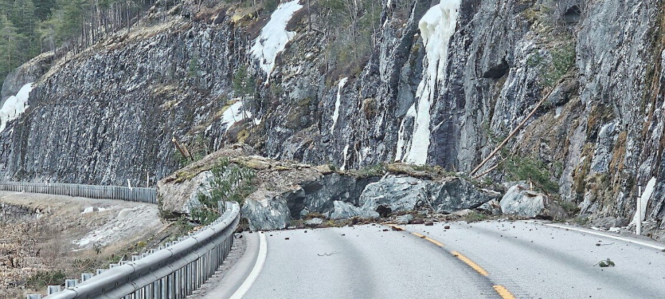 E6 er stengt etter steinskred