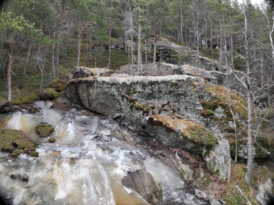 BOLTES: Steinblokka som ligger igjen der skredet løsnet, skal boltes fast med 15-20 bolter som er seks til ni meter lange.