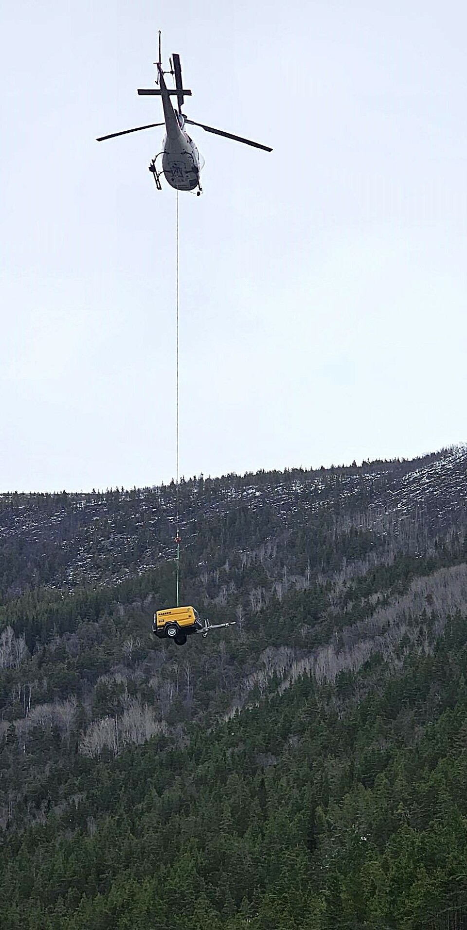TRANSPORT: Utstyret til skredsikringsarbeidet i Rosten måtte fraktes opp med helikopter i det bratte terrenget.