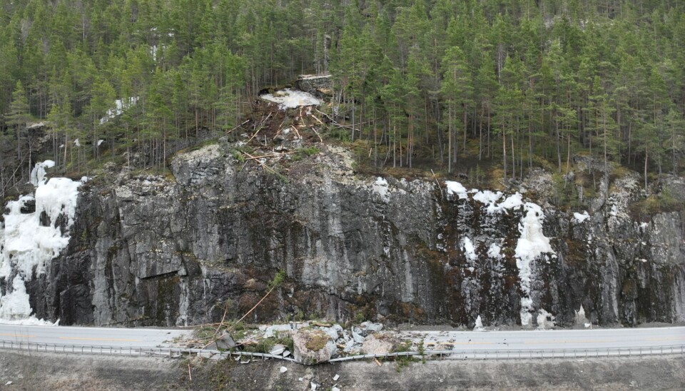 ISSÅLE: Steinblokkene som raste fra terrenget på oversiden av den høye fjellskjæringa og ned på E6 i Rosten, skled på en tjukk issåle. I området der skredet løsnet, ligger det igjen ei stor steinblokk som nå skal boltes fast.
