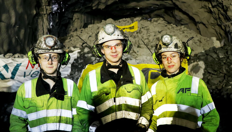 FYRTE AV SALVEN: Lærlimingene i AF Gruppen Robin Årevik, Levi Slettedal og Lisell Storstein fikk æren av å fyre av salven som sørget for gjennomslag i Fåbergtunnelen.