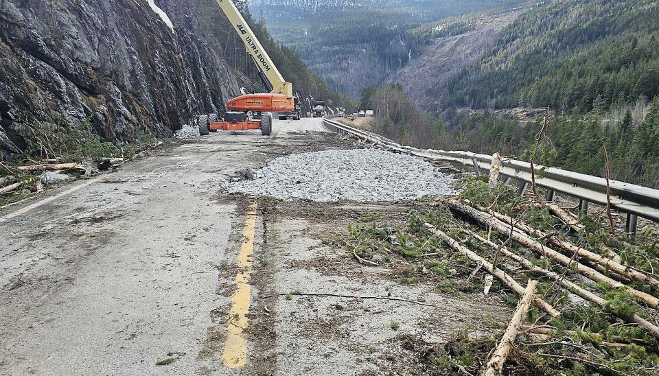 E6 ROSEN: Her forberedes det for åpning av ett kjørefelt fra fredag formiddag. Mens trafikken går i det sørgående feltet, skal resten av fjellsikringsarbeidet gjøres fra det nordgående.