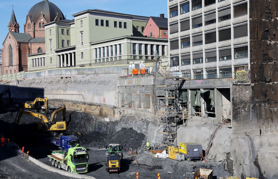OSLO SENTRUM: Vegvesenet skal kjøre ut 150.000 tonn steinmasser i arbeidet med å senke Hammersborgtunnelen under regjeringskvartalet i Oslo sentrum. Svartskiferen kjøres ut med elektriske semitrailere. Nå blir det krav om at massetransporten i vegprosjektene til Vegvesenet blir uten utslipp av CO2.