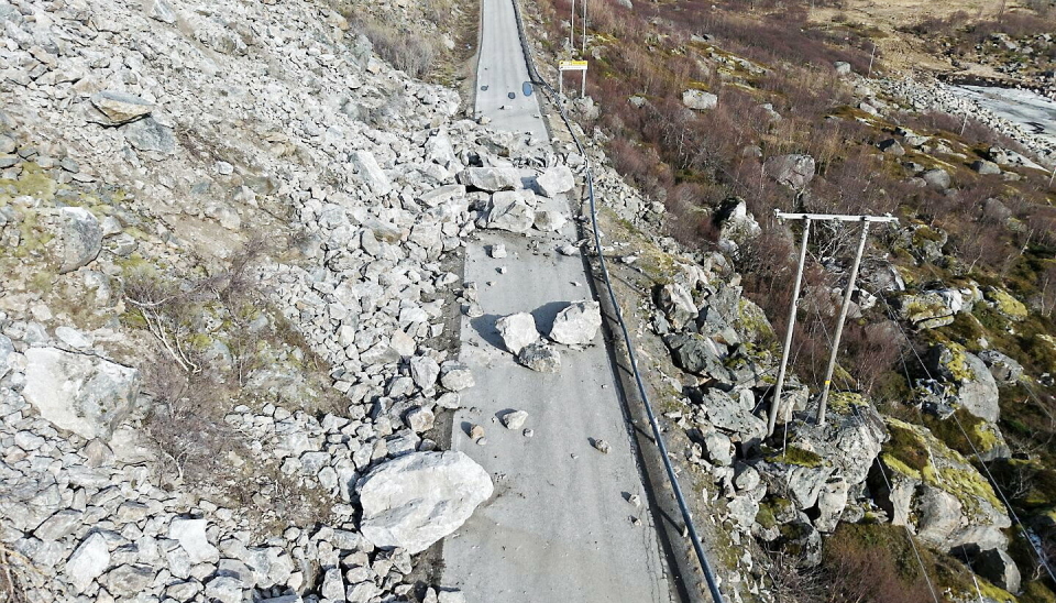 E10 TATT AV RAS: E10 mellom Rørvika og Lyngvær ble stengt da et steinras traff veien.