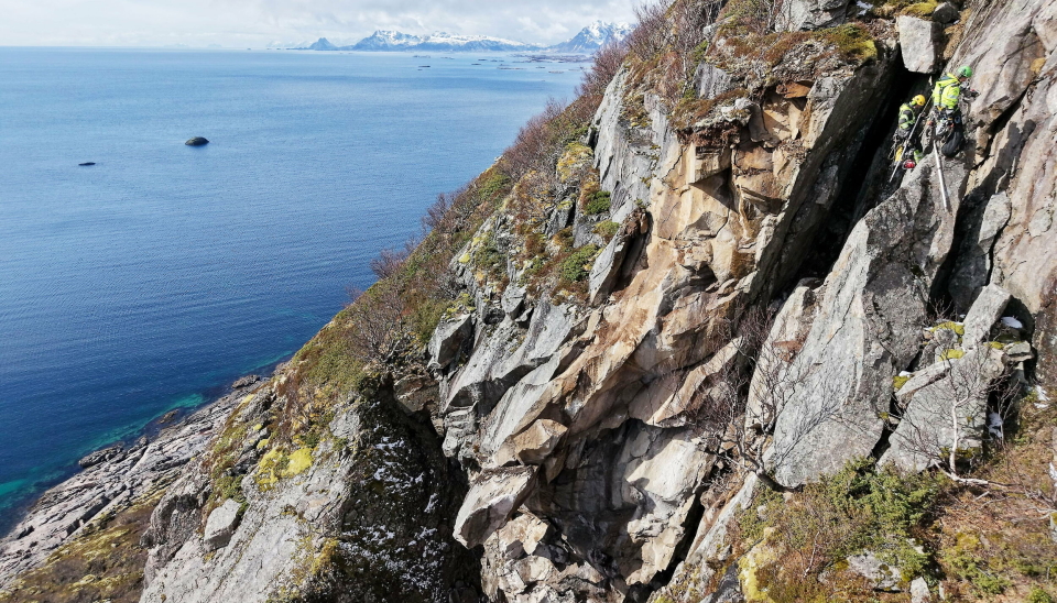 RYDDET LØS STEIN: Mannskaper fra Stetind Entreprenør AS har torsdag ryddet fjellsida på rasstedet for løs stein.