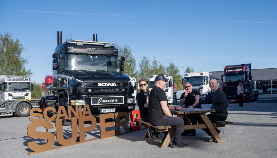 OPPMØTE: Mange hadde tatt med sine egne kjøretøy på fest.