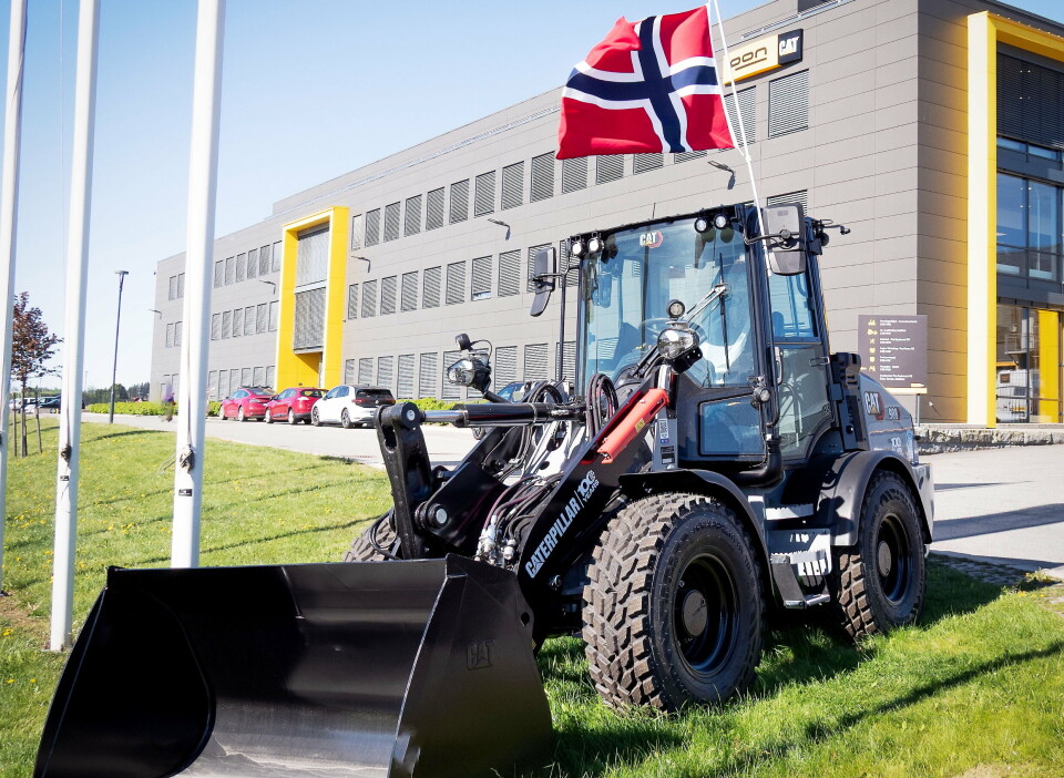 JUBILEUM OG 17. MAI: En jubileumsutgave av Cat 908 med det norske flagget til topps passer jo godt på 17. mai.
