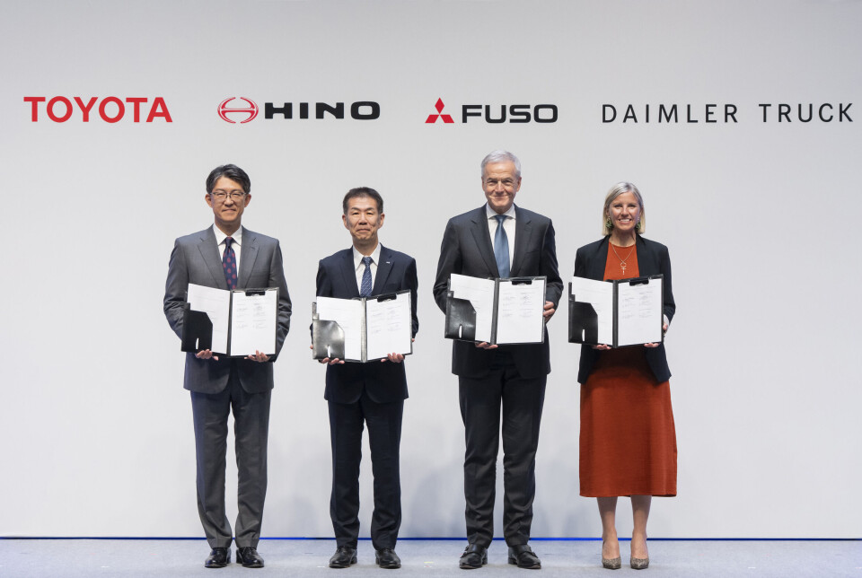 SIGNERTE: Koji Sato (CEO Toyota), Satoshi Ogiso (CEO Hino), Karl Deppen (CEO Mitsubishi Fuso und designierter CEO der neuen Holdinggesellschaft), Karin Rådström (CEO Daimler Truck)