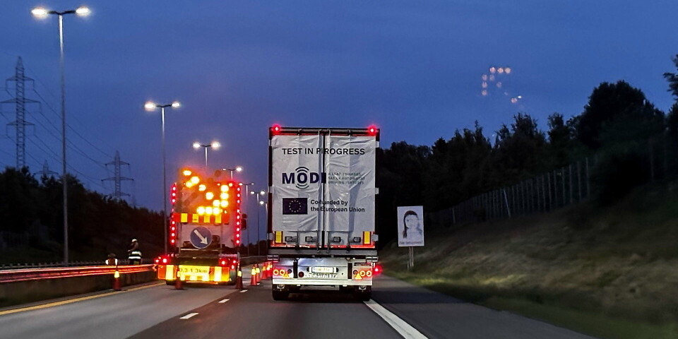 EKTE TEST: En automatisert (selvkjørende) lastebil fra MODI-prosjektet mottar sanntidsvarsler om veiarbeid. Her er den under nattlig test på E6. Testen demonstrerer hvordan kjøretøyet reagerer på digital informasjon sendt fra Statens vegvesens meldingstjeneste.