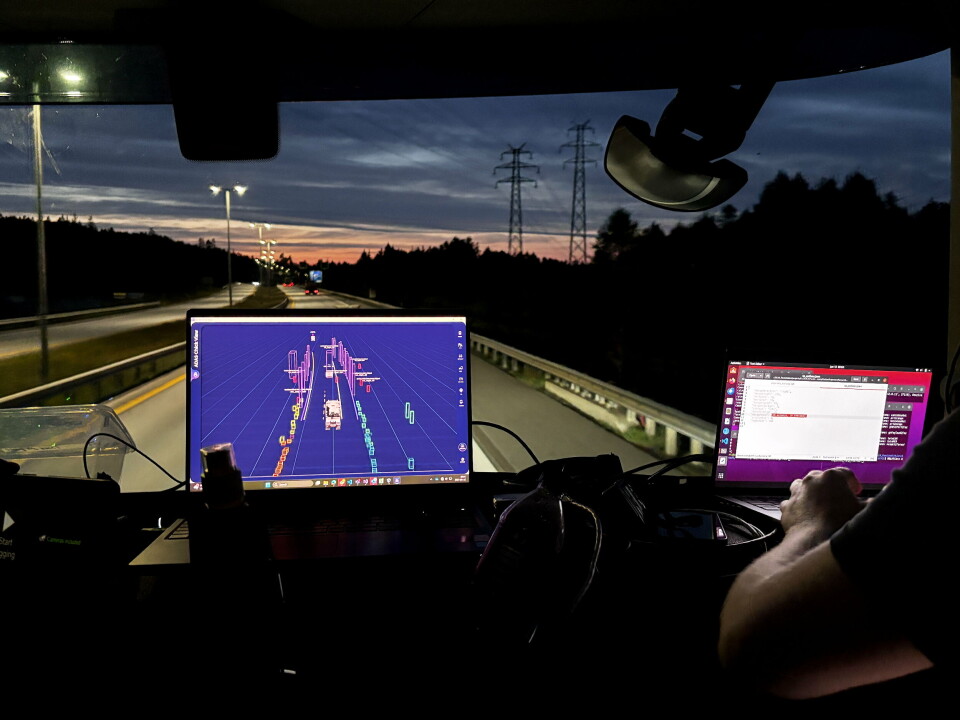 I FØRERHUSET: Fra førerhuset overvåker sikkerhetssjåføren og en representant fra bilprodusenten hvordan den automatiserte lastebilen registrerer, og tolker varslingen om trafikkbildet. Under testen på E6 fikk kjøretøyet digital informasjon om veiarbeid, og tilpasset kjøringen automatisk.