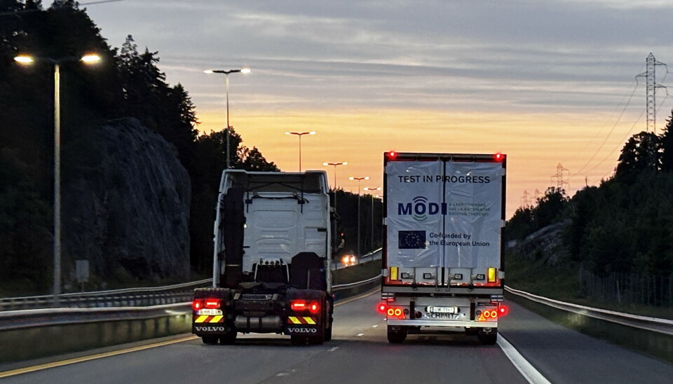 SAMHANDLER: To automatiserte lastebiler kjører side om side på E6 som del av en test av digital samhandling og automatisk fletting før veiarbeid. Testen viser hvordan kjøretøyene kan «forhandle» seg imellom og tilpasse kjøringen uten førerinngripen.