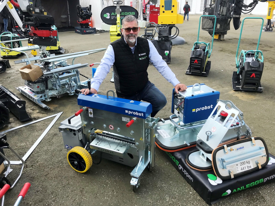 NYHETER: Produktansvarlige Cato Holmen presenterer nyhetene fra Probst, steinsaksen (t.v) og batterivakuumløfteren.