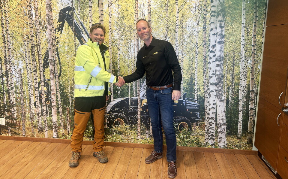 AVTALE I BOKS: Fra venstre ser vi Dag Erland Aarøe, daglig leder Anlegg og Miljøservice, som får et handshake fra Jan Erling Yri, daglig leder Ponsse.