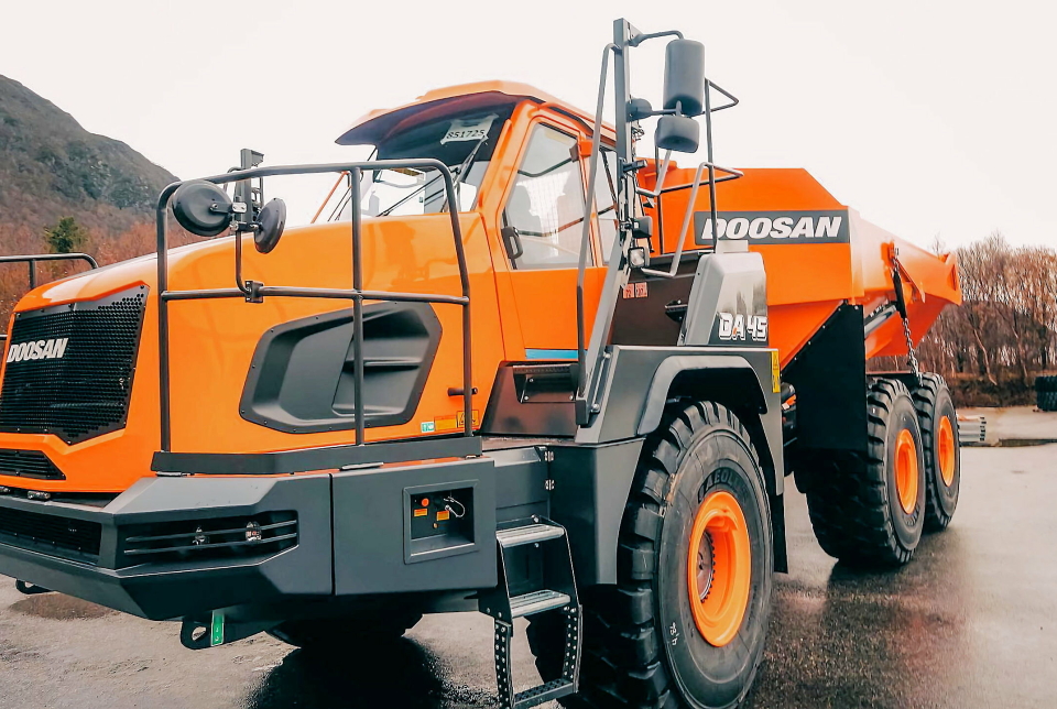 TOPP FEM I VERDEN: Aeolus Tyres har signert eksklusiv avtale for Norge med en gedigen aktør i det norske markedet. Her et illustrasjonsbilde med Aeolus-dekk på en norskprodusert Doosan-dumper (Delevlon nå).