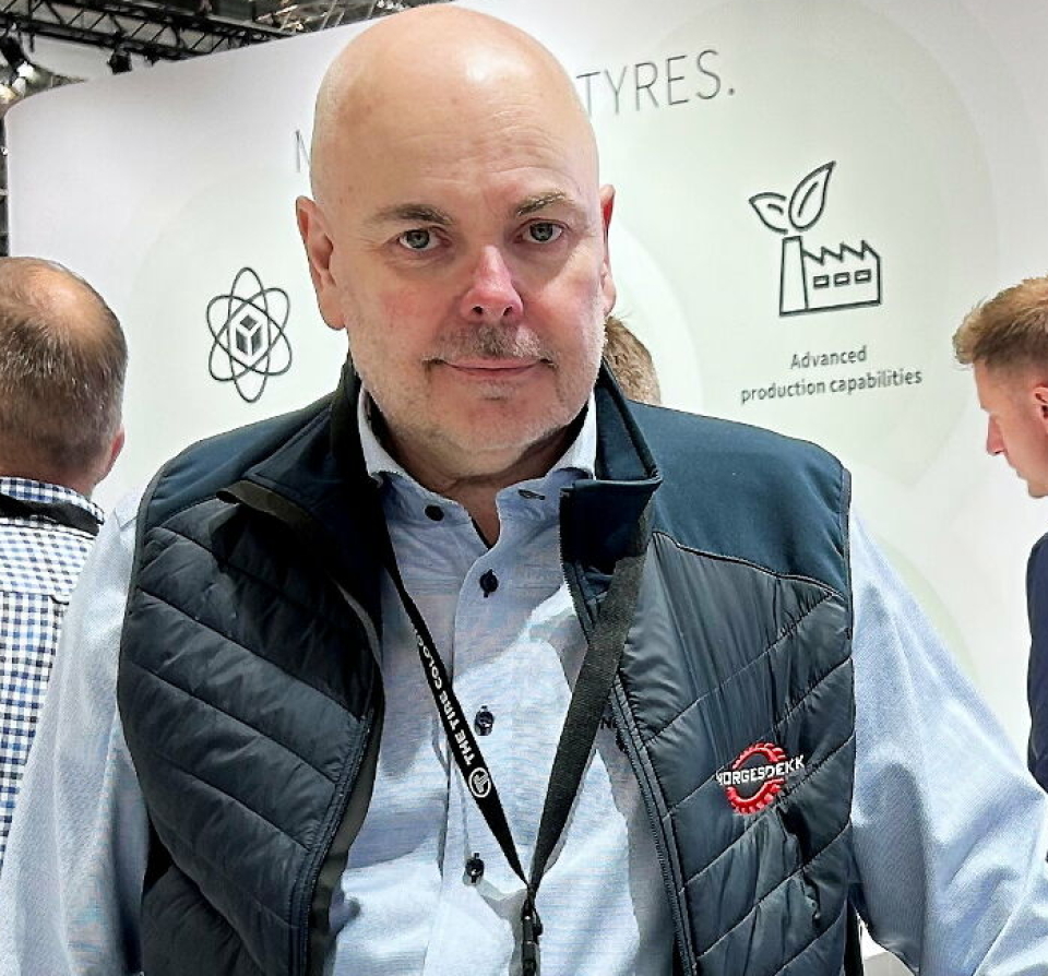 FORNØYD: Produktsjef Lars Skår i Norgesdekk. Her fra messen The Tire der A&T traff han.