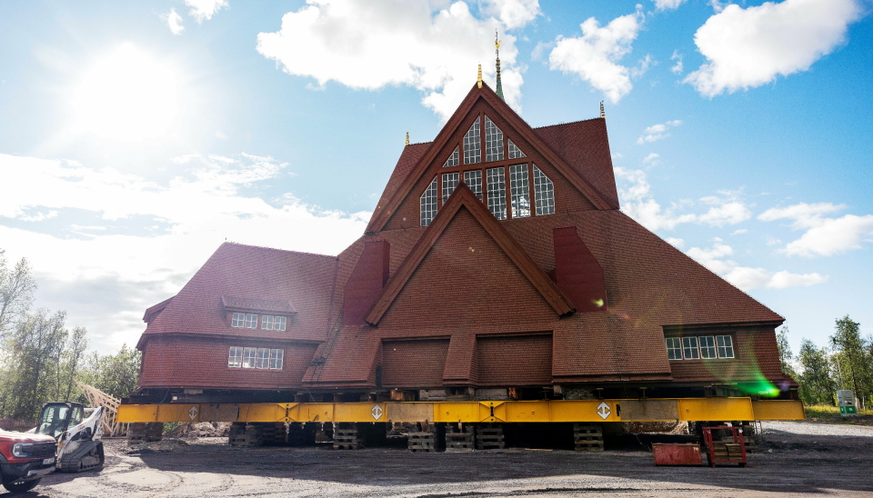 ALT KLKART: Forberedelsene har foregått i flere år, og dagen før dagen at Kiruna kirke skal flyttes sendte entreprenør Veidekke ut dette bildet av lasten.