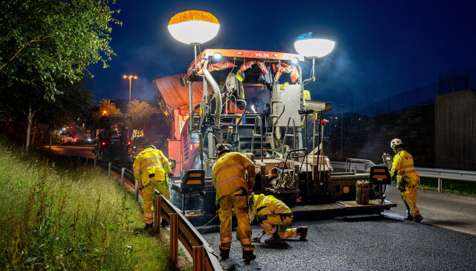SKAL FERDIGSTILLES: Strekningen skal få det siste laget med asfalt, det såkalte slitelaget.