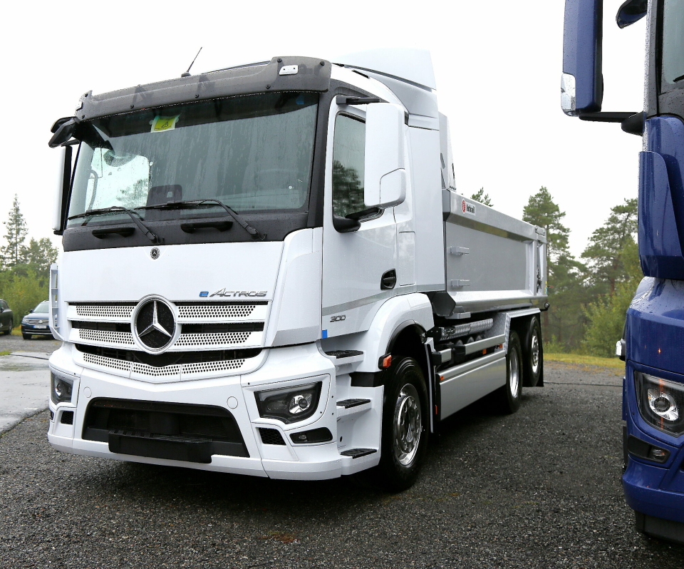 TIPPBIL MED E-AKSEL: Bertel O. Steen avdeling Moss stilte ut denne, en eActros 300 med danskerumpe og nyttelast på 13,5 tonn.