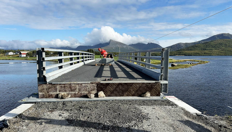 PÅ PLASS: Beredskapsbrua er på plass over den skadde brua på E10 ved Knutstad. Her fra monteringsarbeidet før brua faktisk ble åpnet. Nå er den åpnen og trafikken går over den. Foto: Petter Husby, Statens vegvesen