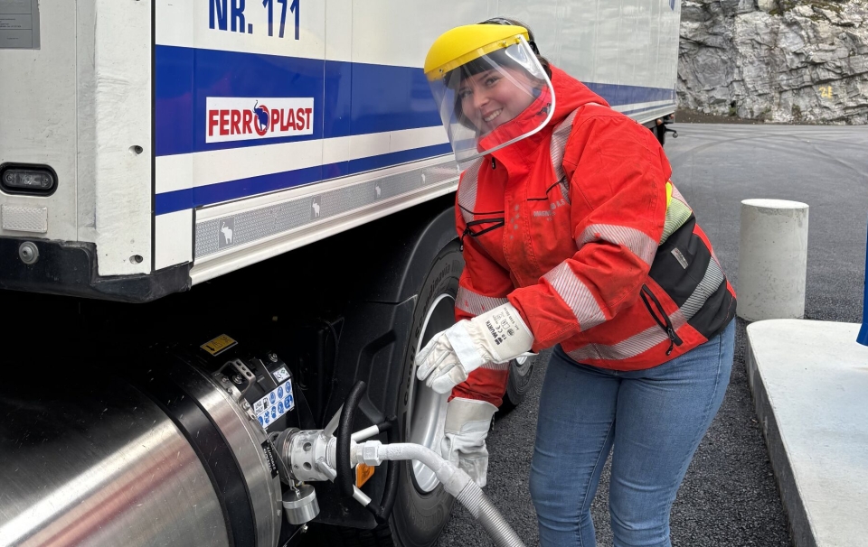 FØRST: Sjåfør hos Nistad Transport Maria Heggheim Gimmestad var først ute med å fylle biogass i Gol.