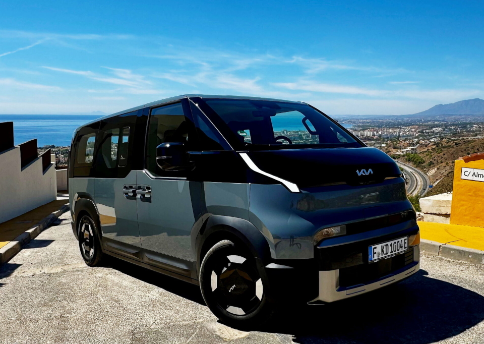 FEMSETER: Kia PV5 Passenger med fem seter blir også en svært romslig familiebil med bagasjerom på 1320 liter.