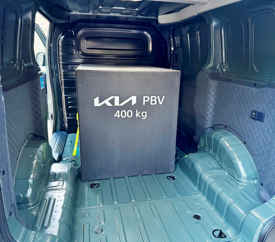 TO-PALLER: Kia PV5 L2H1 har 4420 liters varerom, / 4,4 kubikkmeter og leveres med seks til åtte surrekroker. Varerommet kan låses opp automatisk når sjåføren nærmer seg med Smart Key eller Digital Key som du kan ha på Kia Connect-appen.