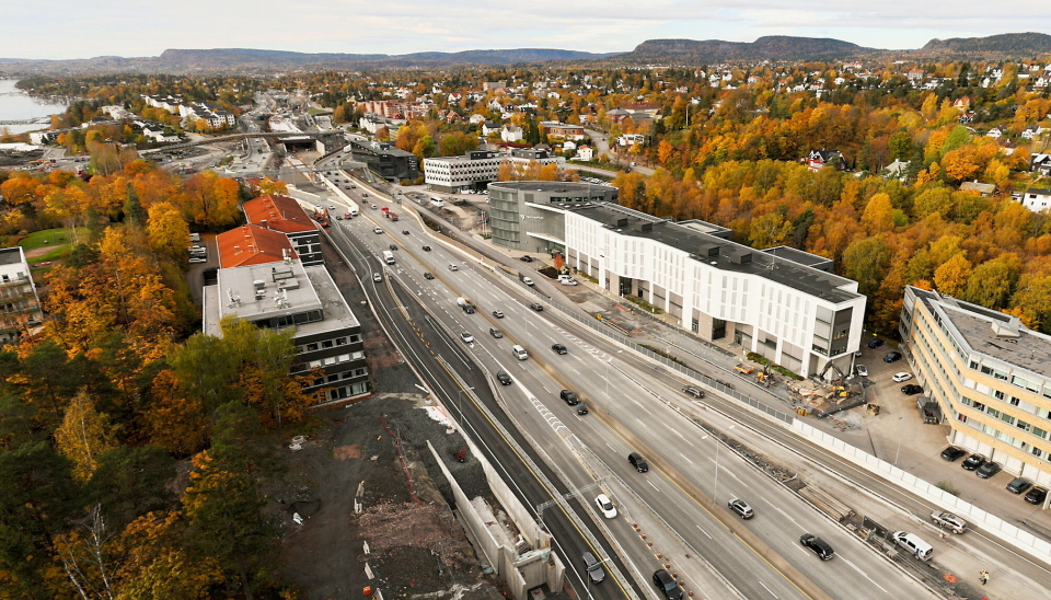 HER BLIR DET KAOS: Midtdeleren skal rives og bygges opp på nytt, og hele E18 skal flyttes mot venstre i dette bildet. All trafikk må under arbeidet gå i vestgående løp (til høyre i bildet).