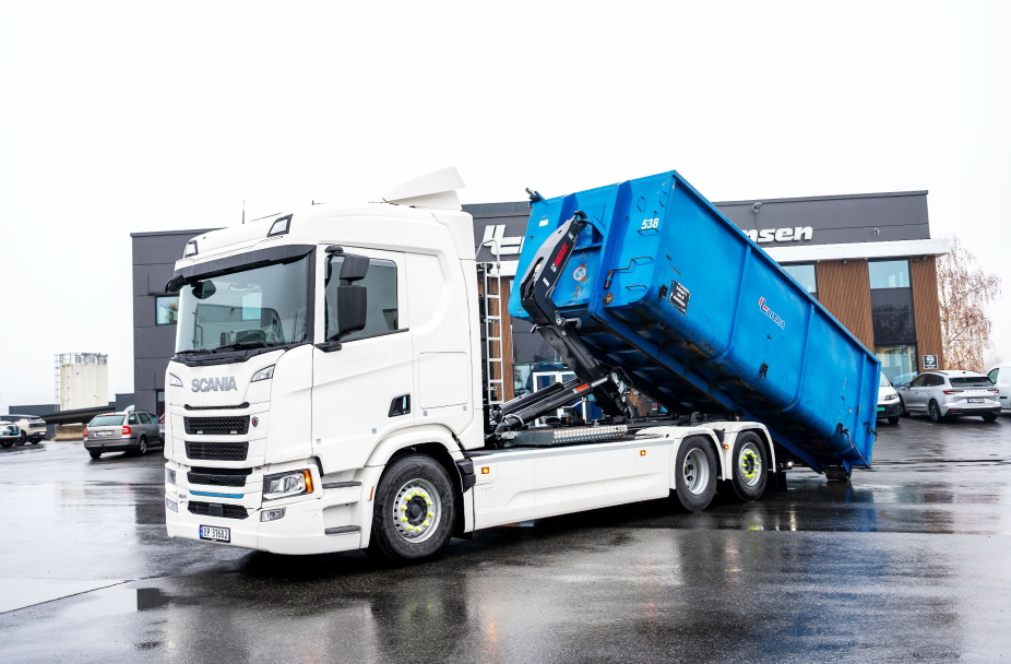 Litra med sin første elektriske Scania